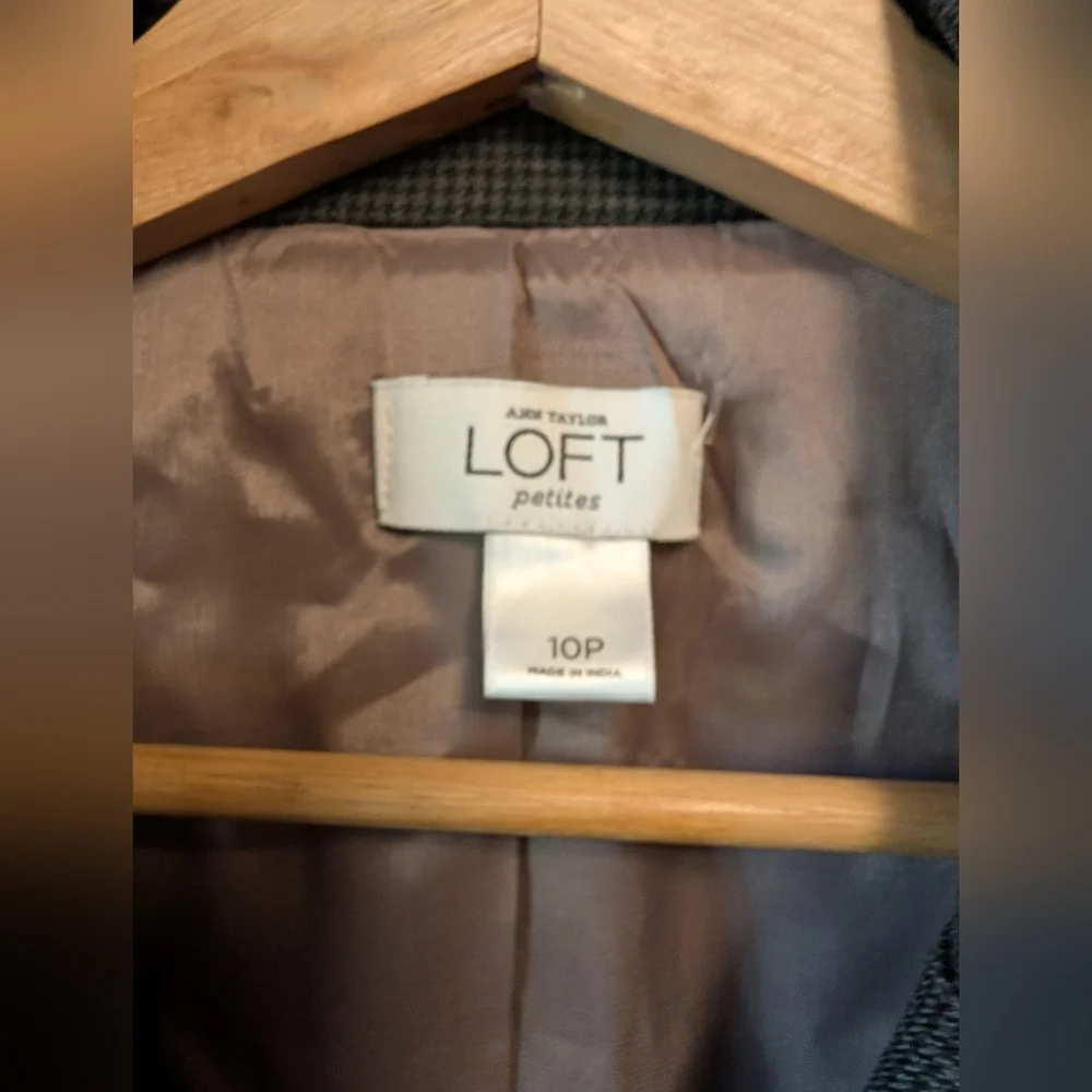 LOFT Gray Blazer with Notched Lapels and Ruffled Shoulders Women's 10 Petite - Picture 2 of 9